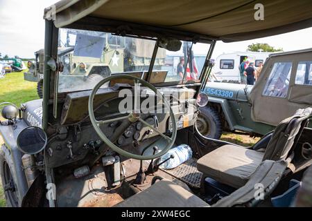 Stithians, Cornovaglia, Regno Unito. 17 agosto 2024. Grandi folle partecipano al Great Steam Engine Rally dell'Inghilterra occidentale, che si svolge fino a domani sera. È il più antico e più grande rally di motori a vapore in Cornovaglia, con oltre 100 mostre di vapore, un vecchio salone dei divertimenti, artigianato, stand commerciali, auto d'epoca, veicoli, trattori e motociclette dell'esercito statunitense. Crediti: Keith Larby/Alamy Live News Foto Stock