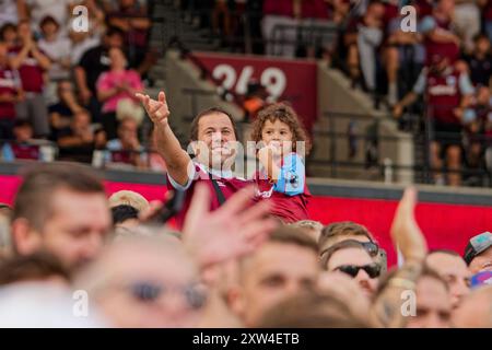 Londra, Regno Unito. 17 agosto 2024. Londra, Inghilterra, 17 agosto 2024: I tifosi del West Ham celebrano il gol di Lucas Paqueta (10 West Ham) durante la partita di Premier League tra West Ham e Aston Villa al London Stadium di Londra, Inghilterra. (Pedro Porru/SPP) credito: SPP Sport Press Photo. /Alamy Live News Foto Stock