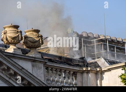 Londra, Inghilterra, Regno Unito. 17 agosto 2024. I vigili del fuoco si arrampicano sul tetto della Somerset House mentre scoppia un incendio nell'edificio storico. (Credit Image: © Vuk Valcic/ZUMA Press Wire) SOLO PER USO EDITORIALE! Non per USO commerciale! Foto Stock