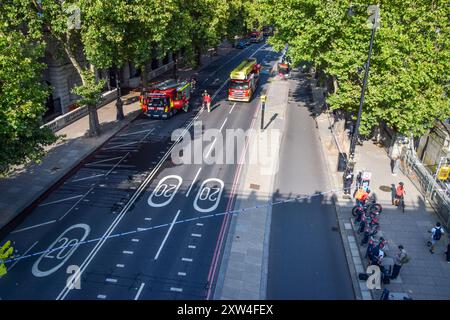 Londra, Inghilterra, Regno Unito. 17 agosto 2024. Victoria Embankment e' chiusa al traffico vicino a Somerset House mentre scoppia un incendio nell'edificio storico. (Credit Image: © Vuk Valcic/ZUMA Press Wire) SOLO PER USO EDITORIALE! Non per USO commerciale! Foto Stock