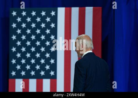 Largo, Stati Uniti. 17 agosto 2024. Il presidente degli Stati Uniti Joe Biden e il vicepresidente degli Stati Uniti Kamala Harris escono dal palco dopo un evento al Prince George's County Community College di largo, Maryland, USA, giovedì 15 agosto, 2024. l'evento era incentrato sulla "riduzione dei costi della droga per il popolo americano" ed è stata la loro prima apparizione congiunta da quando il presidente Biden ha abbandonato la corsa presidenziale e ha approvato Harris. Foto di Annabelle Gordon/CNP/ABACAPRESS. COM credito: Abaca Press/Alamy Live News Foto Stock