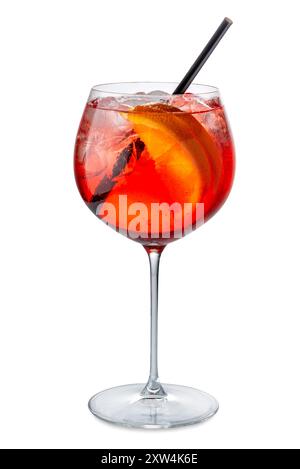 Cocktail alcolico Campari spritz in calice isolato su bianco con percorso di ritaglio incluso Foto Stock