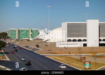 Brasilia, Brasile - 22 luglio 2024: Cattedrale metropolitana di nostra Signora di Aparecida, Museo Nazionale e edifici della Biblioteca. Foto Stock