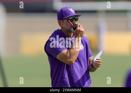 17 agosto 2024: Il coordinatore difensivo della LSU Blake Baker convoca una giocata durante il campo di calcio autunnale presso la LSU Charles McClendon Practice Facility di Baton Rouge, LOUISIANA. Jonathan Mailhes/CSM Foto Stock