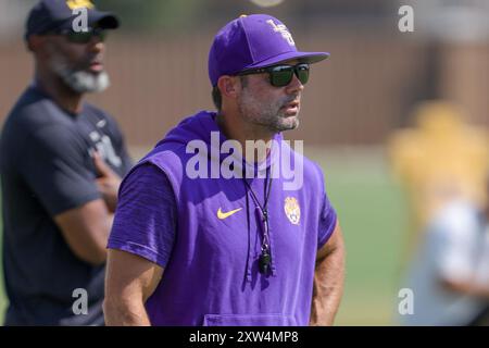 17 agosto 2024: Il coordinatore difensivo della LSU Blake Baker guarda la sua difesa correre una giocata durante il campo di calcio autunnale presso la LSU Charles McClendon Practice Facility di Baton Rouge, LOUISIANA. Jonathan Mailhes/CSM Foto Stock