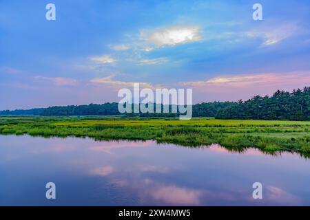 Riflessioni rosa nel Parker River Horizontal Foto Stock