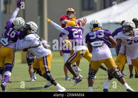 17 agosto 2024: Il quarterback della LSU Garrett Nussmeier (13) getta via la palla mentre viene messo sotto pressione dal defensive back Kylin Jackson (23) durante il campo di football autunnale presso la LSU Charles McClendon Practice Facility di Baton Rouge, LOUISIANA. Jonathan Mailhes/CSM (immagine di credito: © Jonathan Mailhes/Cal Sport Media) Foto Stock