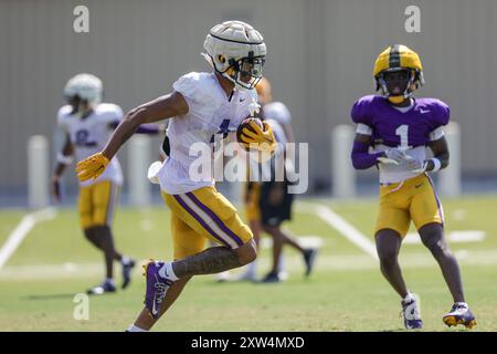 17 agosto 2024: Il wide receiver della LSU CJ Daniels (4) tenta di superare il defensive back Ashton Stamps (1) durante il campo di football autunnale presso la LSU Charles McClendon Practice Facility di Baton Rouge, LOUISIANA. Jonathan Mailhes/CSM Foto Stock