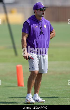 17 agosto 2024: Il coordinatore difensivo della LSU Blake Baker guarda la sua difesa correre una giocata durante il campo di calcio autunnale presso la LSU Charles McClendon Practice Facility di Baton Rouge, LOUISIANA. Jonathan Mailhes/CSM Foto Stock