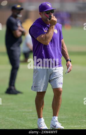 17 agosto 2024: Il coordinatore difensivo della LSU Blake Baker convoca una giocata durante il campo di calcio autunnale presso la LSU Charles McClendon Practice Facility di Baton Rouge, LOUISIANA. Jonathan Mailhes/CSM (immagine di credito: © Jonathan Mailhes/Cal Sport Media) Foto Stock