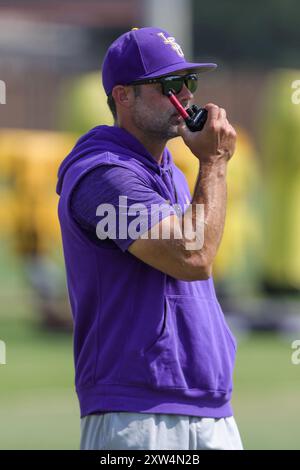 17 agosto 2024: Il coordinatore difensivo della LSU Blake Baker convoca una giocata durante il campo di calcio autunnale presso la LSU Charles McClendon Practice Facility di Baton Rouge, LOUISIANA. Jonathan Mailhes/CSM Foto Stock