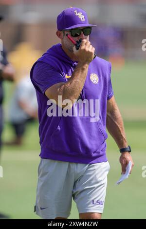 17 agosto 2024: Il coordinatore difensivo della LSU Blake Baker convoca una giocata durante il campo di calcio autunnale presso la LSU Charles McClendon Practice Facility di Baton Rouge, LOUISIANA. Jonathan Mailhes/CSM Foto Stock