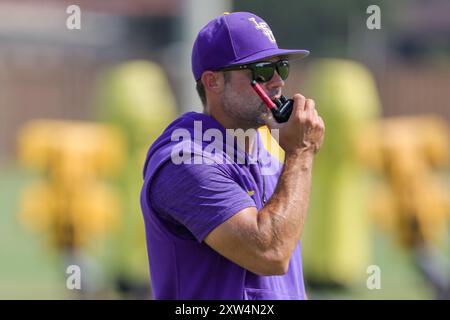 17 agosto 2024: Il coordinatore difensivo della LSU Blake Baker convoca una giocata durante il campo di calcio autunnale presso la LSU Charles McClendon Practice Facility di Baton Rouge, LOUISIANA. Jonathan Mailhes/CSM Foto Stock