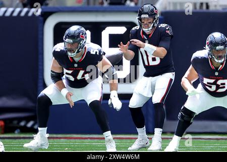 Houston, Texas, Stati Uniti. 17 agosto 2024. Il quarterback degli Houston Texans Case Keenum (18) prende lo snap dal centro degli Houston Texans Jarrett Patterson (54) durante il secondo quarto tra gli Houston Texans e i New York Giants all'NRG Stadium di Houston, Texas, il 17 agosto 2024. (Credit Image: © Erik Williams/ZUMA Press Wire) SOLO PER USO EDITORIALE! Non per USO commerciale! Foto Stock