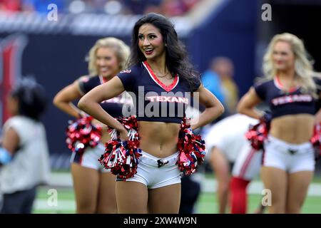 Houston, Texas, Stati Uniti. 17 agosto 2024. Le cheerleader degli Houston Texans si esibiscono a centrocampo prima della partita tra gli Houston Texans e i New York Giants all'NRG Stadium di Houston, Texas, il 17 agosto 2024. (Credit Image: © Erik Williams/ZUMA Press Wire) SOLO PER USO EDITORIALE! Non per USO commerciale! Foto Stock