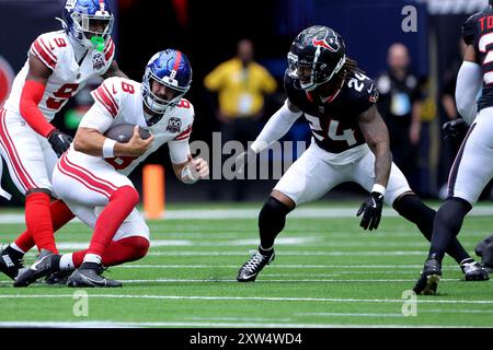 Houston, Texas, Stati Uniti. 17 agosto 2024. Il quarterback dei New York Giants Daniel Jones (8) inciampò prima di essere placcato dal cornerback degli Houston Texans Derek Stingley Jr. (24) durante il primo quarto tra gli Houston Texans e i New York Giants all'NRG Stadium di Houston, Texas, il 17 agosto 2024. (Credit Image: © Erik Williams/ZUMA Press Wire) SOLO PER USO EDITORIALE! Non per USO commerciale! Foto Stock