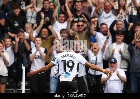 Kayden Jackson di Derby County celebra di fronte ai tifosi durante la partita del campionato Sky Bet al Pride Park Stadium di Derby. Data foto: Sabato 17 agosto 2024. Foto Stock