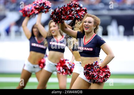 Houston, Texas, Stati Uniti. 17 agosto 2024. Le cheerleader degli Houston Texans si esibiscono a centrocampo prima della partita tra gli Houston Texans e i New York Giants all'NRG Stadium di Houston, Texas, il 17 agosto 2024. (Credit Image: © Erik Williams/ZUMA Press Wire) SOLO PER USO EDITORIALE! Non per USO commerciale! Foto Stock