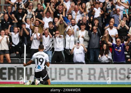 Kayden Jackson di Derby County celebra di fronte ai tifosi durante la partita del campionato Sky Bet al Pride Park Stadium di Derby. Data foto: Sabato 17 agosto 2024. Foto Stock