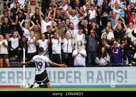 Kayden Jackson di Derby County celebra di fronte ai tifosi durante la partita del campionato Sky Bet al Pride Park Stadium di Derby. Data foto: Sabato 17 agosto 2024. Foto Stock