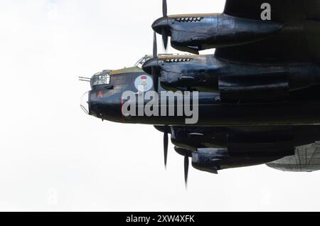 Canadian Warplane Heritage Museum Avro Lancaster FM213, conosciuto come Mynarski Lancaster, con partenza dall'aeroporto Southend di Londra, Essex, Regno Unito Foto Stock