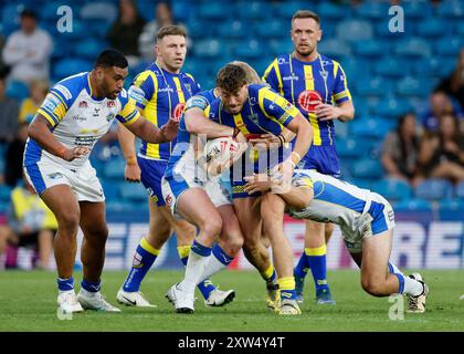 I Warrington Wolves Matty Ashton vengono placcati durante il Betfred Super League match a Elland Road, Leeds. Data foto: Sabato 17 agosto 2024. Foto Stock