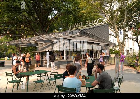 New York, Stati Uniti. 16 agosto 2024. Le persone si siedono ai tavoli di uno Shake Shack a Madison Square Park, Manhattan, New York. (Credit Image: © Jimin Kim/SOPA Images via ZUMA Press Wire) SOLO PER USO EDITORIALE! Non per USO commerciale! Foto Stock