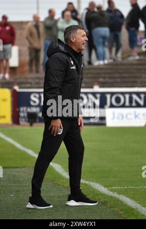 Jim McIntyre istruisce la sua squadra dal touchline in quello che sarebbe stato il suo ultimo match come manager di Arbroath, mentre cadono in una sconfitta casalinga del 3-0 a Gayfield contro Kelty Hearts. Foto Stock