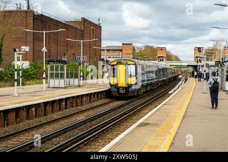 Classe sud-orientale 375 Electrostar entra nella stazione ferroviaria di Petts Wood, Petts Wood, Orpington, Kent Foto Stock