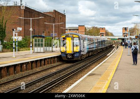 Classe sud-orientale 375 Electrostar entra nella stazione ferroviaria di Petts Wood, Petts Wood, Orpington, Kent Foto Stock