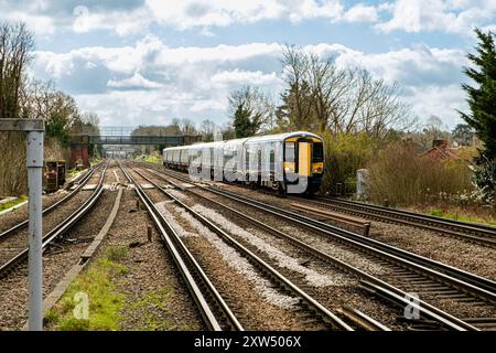 Classe sud-orientale 375 Electrostar entra nella stazione ferroviaria di Petts Wood, Petts Wood, Orpington, Kent Foto Stock