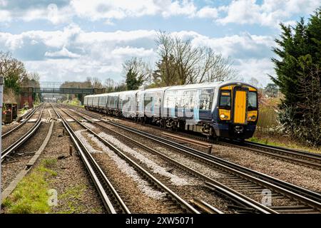 Classe sud-orientale 375 Electrostar entra nella stazione ferroviaria di Petts Wood, Petts Wood, Orpington, Kent Foto Stock