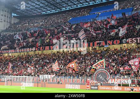 AC Milan Supporters curva Sud San Siro Stadium durante AC Milan vs Torino FC, partita di serie A A Milano, 17 agosto 2024 Foto Stock