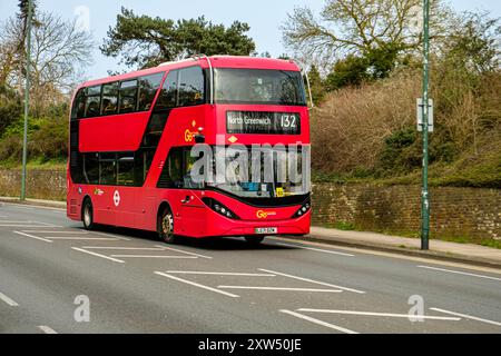 Prosegui con Alexander Dennis Enviro400EV London Transport Bus, Gravel Hill, Bexleyheath, Kent Foto Stock