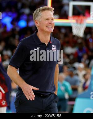 PARIGI, FRANCIA - 10 AGOSTO: Steve Kerr allenatore degli Stati Uniti celebra la vittoria della sua squadra durante la partita della medaglia d'oro maschile tra la Francia e la squadra degli Stati Uniti il 15° giorno dei Giochi Olimpici di Parigi 2024 alla Bercy Arena il 10 agosto 2024 a Parigi, Francia. (Foto di Christina Pahnke - sampics/Getty Images)© diebilderwelt / Alamy Stock Foto Stock