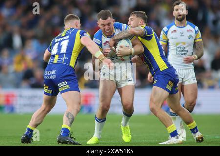 Leeds, Regno Unito. 17 agosto 2024. Elland Road, Leeds, West Yorkshire, 17 agosto 2024. Betfred Super League - Magic Weekend Warrington Wolves vs Leeds Rhinos Cameron Smith di Leeds Rhinos placcato da /Luke Yates e Sam Powell di Warrington Wolves crediti: Touchlinepics/Alamy Live News Foto Stock