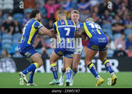 Leeds, Regno Unito. 17 agosto 2024. Elland Road, Leeds, West Yorkshire, 17 agosto 2024. Betfred Super League - Magic Weekend Warrington Wolves vs Leeds Rhinos James McDonnell di Leeds Rhinos placcato da Josh Drinkwater e Paul Vaughan dei Warrington Wolves crediti: Touchlinepics/Alamy Live News Foto Stock