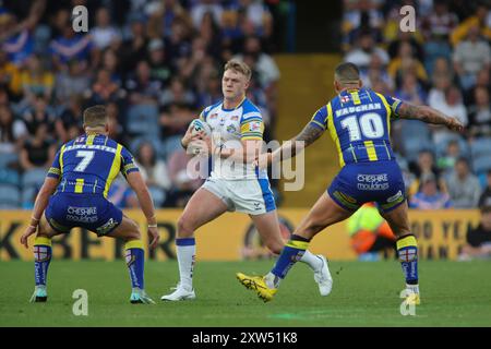 Leeds, Regno Unito. 17 agosto 2024. Elland Road, Leeds, West Yorkshire, 17 agosto 2024. Betfred Super League - Magic Weekend Warrington Wolves vs Leeds Rhinos James McDonnell di Leeds Rhinos placcato da Josh Drinkwater e Paul Vaughan dei Warrington Wolves crediti: Touchlinepics/Alamy Live News Foto Stock