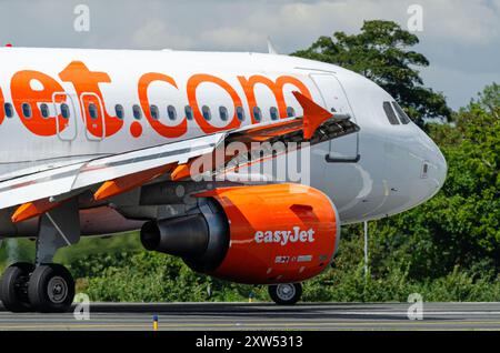 EasyJet Airbus A319-111 aereo di linea G-EZSM che si accende sulla pista all'aeroporto Southend di Londra, Essex, Regno Unito dopo l'atterraggio Foto Stock