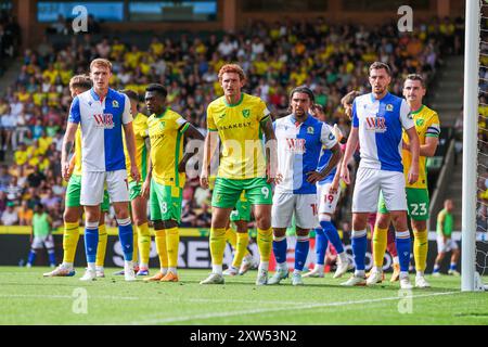 Norwich, Regno Unito. 17 agosto 2024. I giocatori di Norwich City e Blackburn Rovers si preparano per un angolo durante la partita del Campionato Sky Bet, Norwich City vs Blackburn Rovers a Carrow Road, Norwich, Regno Unito, 17 agosto 2024 (foto di Izzy Poles/News Images) a Norwich, Regno Unito il 17/8/2024. (Foto di Izzy Poles/News Images/Sipa USA) credito: SIPA USA/Alamy Live News Foto Stock