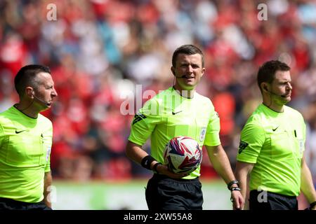 Arbitro ed Duckworth durante la partita di Sky Bet League 1 tra Charlton Athletic e Leyton Orient a The Valley, Londra, sabato 17 agosto 2024. (Foto: Tom West | mi News) crediti: MI News & Sport /Alamy Live News Foto Stock