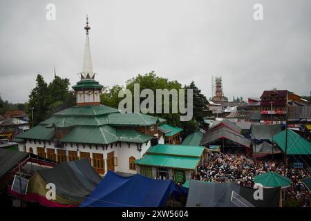 Srinagar, India. 17 agosto 2024. Ogni anno, migliaia di persone si riuniscono per l'evento annuale Poshak bandi (cambio di stoffa) presso il famoso santuario del famoso santo sufi Sayed Muhammad 'Ali 'Ala Balkhi a Pakherpora, situato a 43 chilometri da Srinagar, Kashmir, India, il 17 agosto 2024. Secondo la tradizione locale, Hazrat Sultan Sayed Muhammad 'Ali 'Ala Balkhi era ritenuto un discendente del profeta Maometto e governava la città di Millahin Balkh, che si trova nell'attuale Afghanistan. (Foto di Danish Showkat/Sipa USA.) Crediti: SIPA USA/Alamy Live News Foto Stock