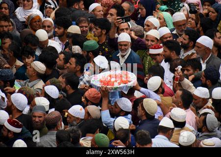 Srinagar, India. 17 agosto 2024. Un uomo kashmiri, che porta un cesto di fiori, si dirige verso il santuario del santo sufi Hazrat Sultan Sayed Muhammad 'Ali 'Ala Balkhi RA, situato a Pakherpora, che si trova a 43 chilometri da Srinagar, Kashmir, India, il 17 agosto 2024. Secondo la tradizione locale, Hazrat Sultan Sayed Muhammad 'Ali 'Ala Balkhi era ritenuto un discendente del profeta Maometto e governava la città di Millahin Balkh, che si trova nell'attuale Afghanistan. (Foto di Danish Showkat/Sipa USA.) Crediti: SIPA USA/Alamy Live News Foto Stock