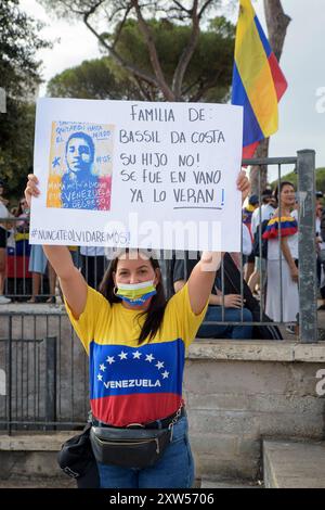 Roma, Italia. 17 agosto 2024. Un manifestante regge un cartello con scritto "la famiglia di Bassil da Costa, non suo figlio! È stato inutile e lo vedranno" (Bassil da Costa era uno studente universitario venezuelano ucciso durante le proteste del 2014 contro il governo venezuelano) durante la protesta anti-Maduro chiamata dalla più grande alleanza di opposizione venezuelana, la piattaforma Democratica Unita (PUD) a Roma. Alcuni membri della comunità venezuelana a Roma e nel Lazio si sono Uniti alla protesta globale per rivendicare la ''˜verità della vittoria' alle elezioni presidenziali venezuelane del luglio 28 indette dalla più grande ve Foto Stock