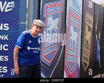 Ipswich, Regno Unito. 17 agosto 2024. Un tifoso dell'Ipswich durante la partita di Premier League a Portman Road, Ipswich. Il credito per immagini dovrebbe essere: David Klein/Sportimage Credit: Sportimage Ltd/Alamy Live News Foto Stock