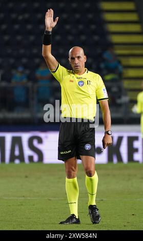 Firenze, Italia. 17 agosto 2024. L'arbitro Michael Fabbri gesta durante la partita di calcio di serie A tra Empoli e Monza al &#x201c;Carlo Castellani - computer Gross Arena&#x201d; Stadio di Empoli (FI), centro Italia - sabato 17 agosto 2024. Sport - calcio (foto di Marco Bucco/la Presse) credito: LaPresse/Alamy Live News Foto Stock