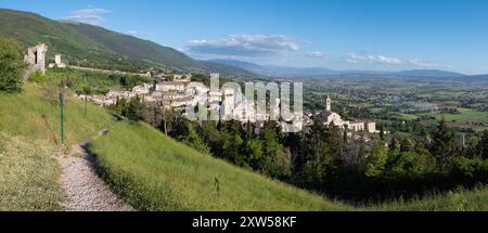 Assisi - il panorama della città con la Cattedrale di San Rufino e la Basilica di Santa chiara. Foto Stock