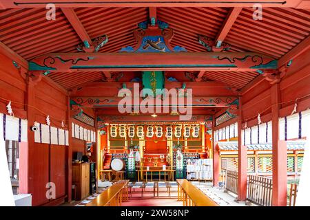 La sala principale (honden) di Isaniwa Jinja, un santuario shintoista nel centro della città di Matsuyama, regione di Shikoku, Giappone Foto Stock