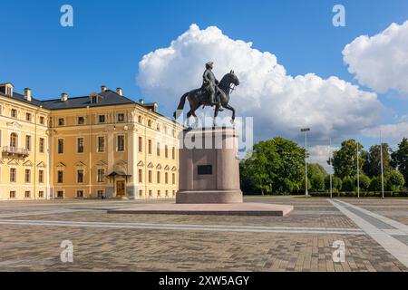 St Pietroburgo, Russia - 26 agosto 2023: Palazzo Konstantinovsky. Complesso statale Palazzo Nazionale dei Congressi. Piazza di fronte al palazzo con monumento a Pietro grande, Strelna, St Pietroburgo, Russia Foto Stock