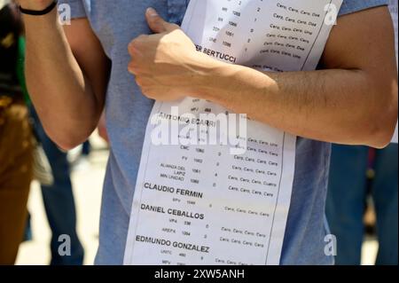 Città del Messico, Messico. 17 agosto 2024. Un venezuelano tiene il verbale di voto durante la partecipazione a una manifestazione al Monumento de la Revolucion con lo slogan 'lascia che il mondo veda i registri in mano, non ci lasceremo derubare per protestare contro la proclamazione di Nicolas Maduro come vincitore e chiedere che la vittoria del candidato dell'opposizione Edmundo González Urrutia venga riconosciuta dopo le elezioni presidenziali venezuelane. Il 17 agosto 2024 a città del Messico, Messico. (Foto di Carlos Tischler/ credito: Eyepix Group/Alamy Live News Foto Stock